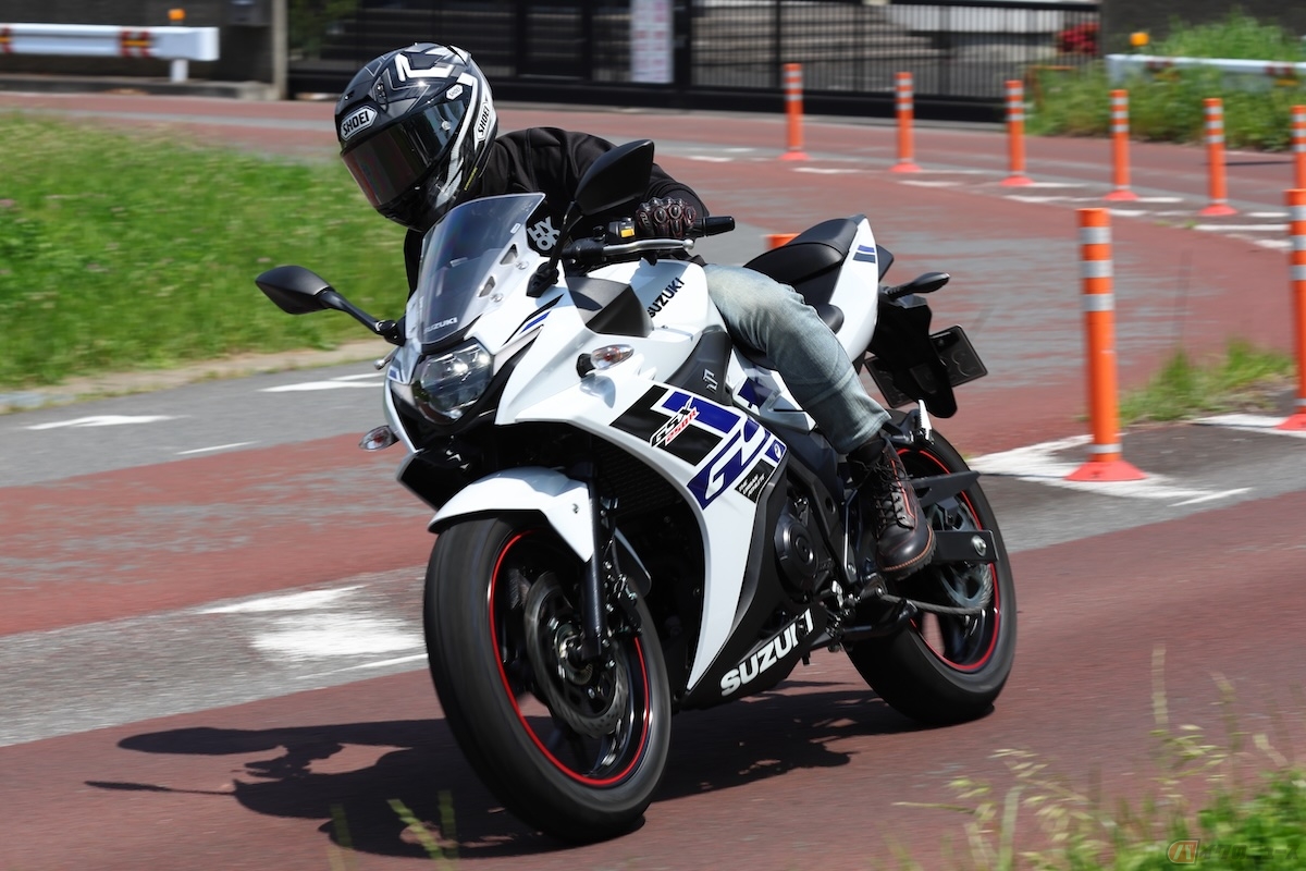 スズキ「GSX250R」の走りを楽しむレーシングライダーの石塚健選手