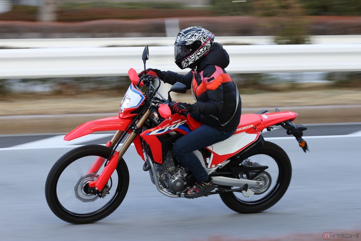 ホンダ「CRF250L」の走りを楽しむ筆者(先川知香)