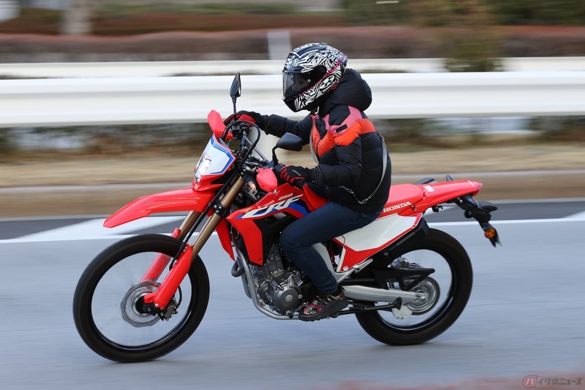 ホンダ「CRF250L」の走りを楽しむ筆者(先川知香)