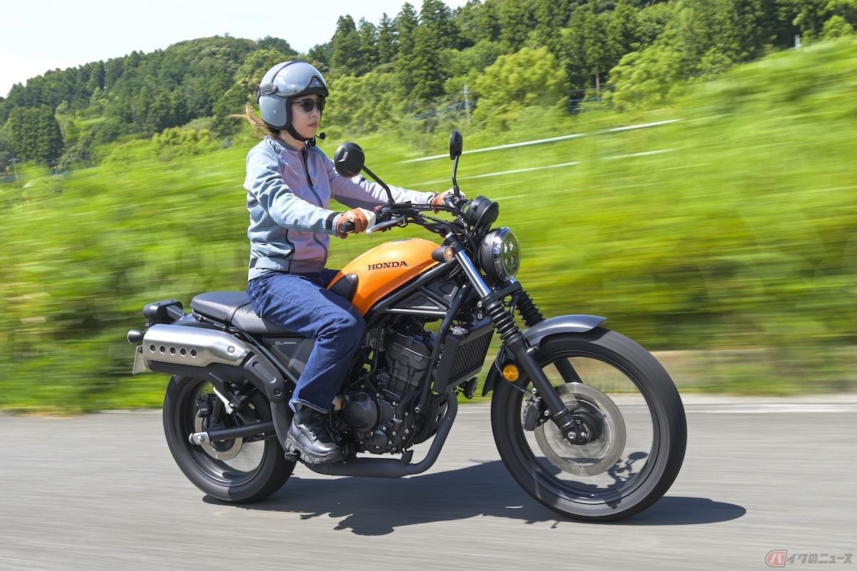 ホンダ「CL250」の走りを楽しむグラビアタレントの吉野七宝実さん