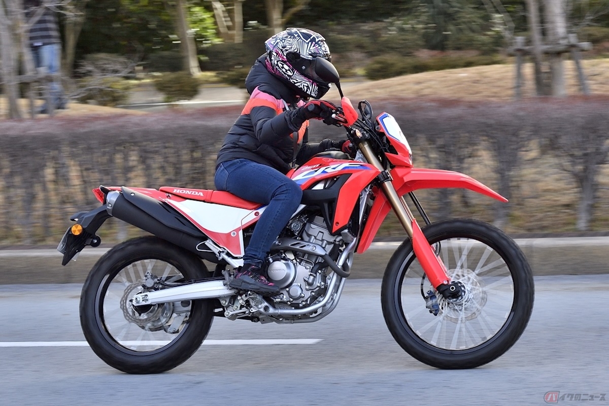 ホンダ「CRF250L」の走りを楽しむ筆者(先川知香)