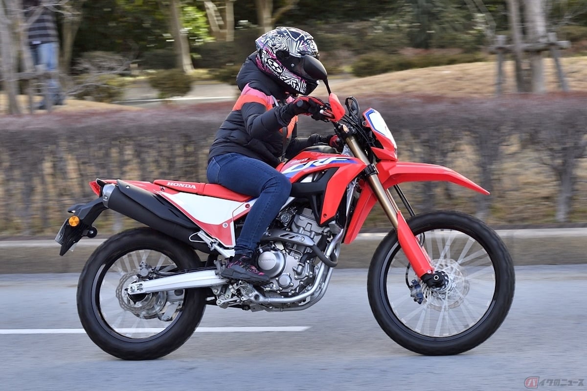 ホンダ「CRF250L」の走りを楽しむ筆者(先川知香)