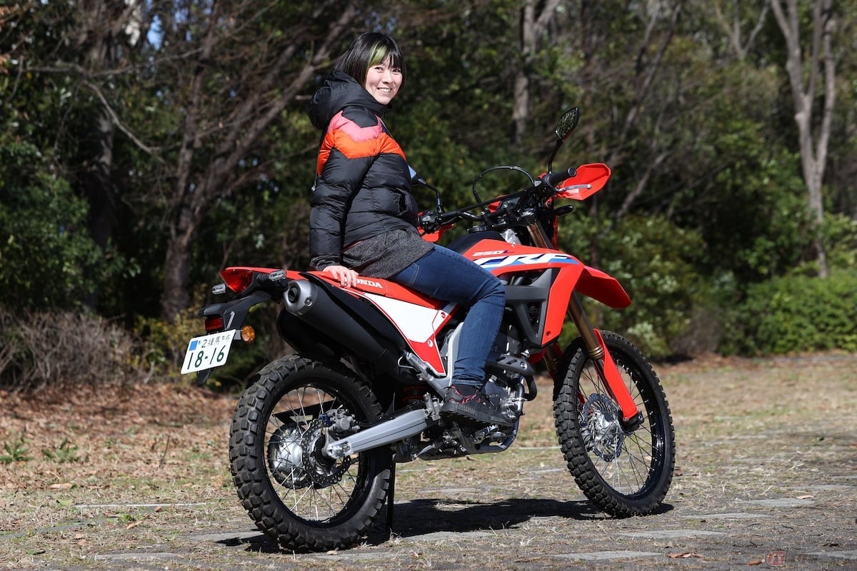 ホンダ「CRF250L」と筆者(先川知香)
