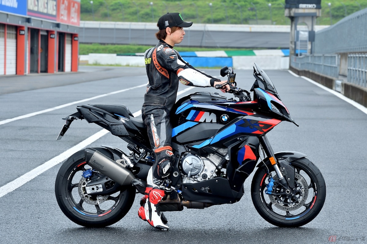 BMW Motorrad「M1000XR」の足つき(身長165㎝)