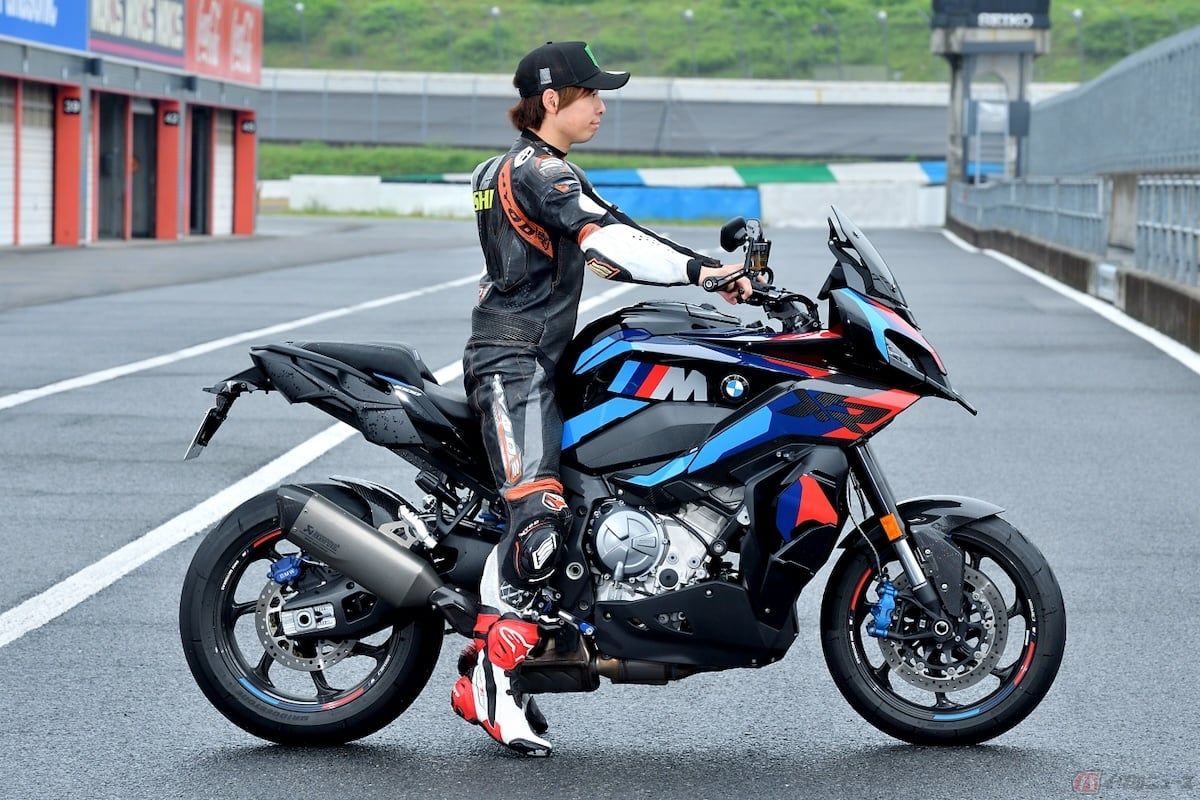 BMW Motorrad「M1000XR」の足つき(身長165㎝)