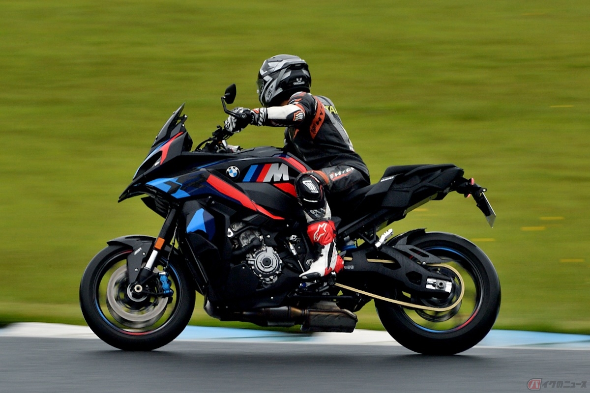 雨の中、BMW Motorrad「M1000XR」の走りを楽しむ石塚健選手