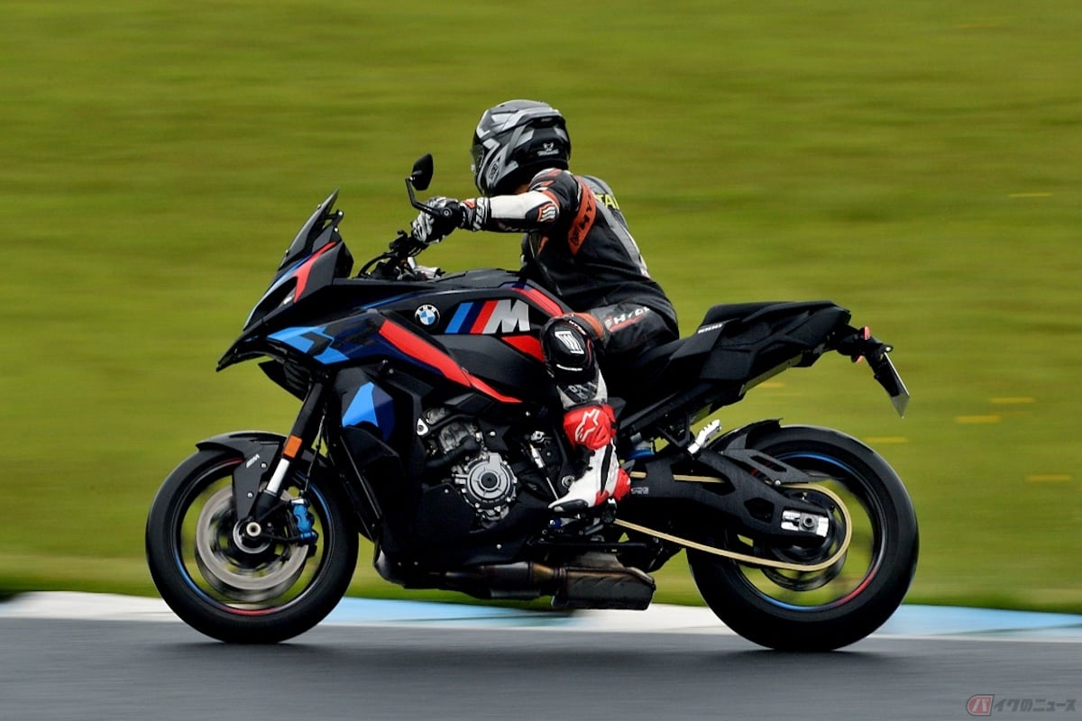 雨の中、BMW Motorrad「M1000XR」の走りを楽しむ石塚健選手