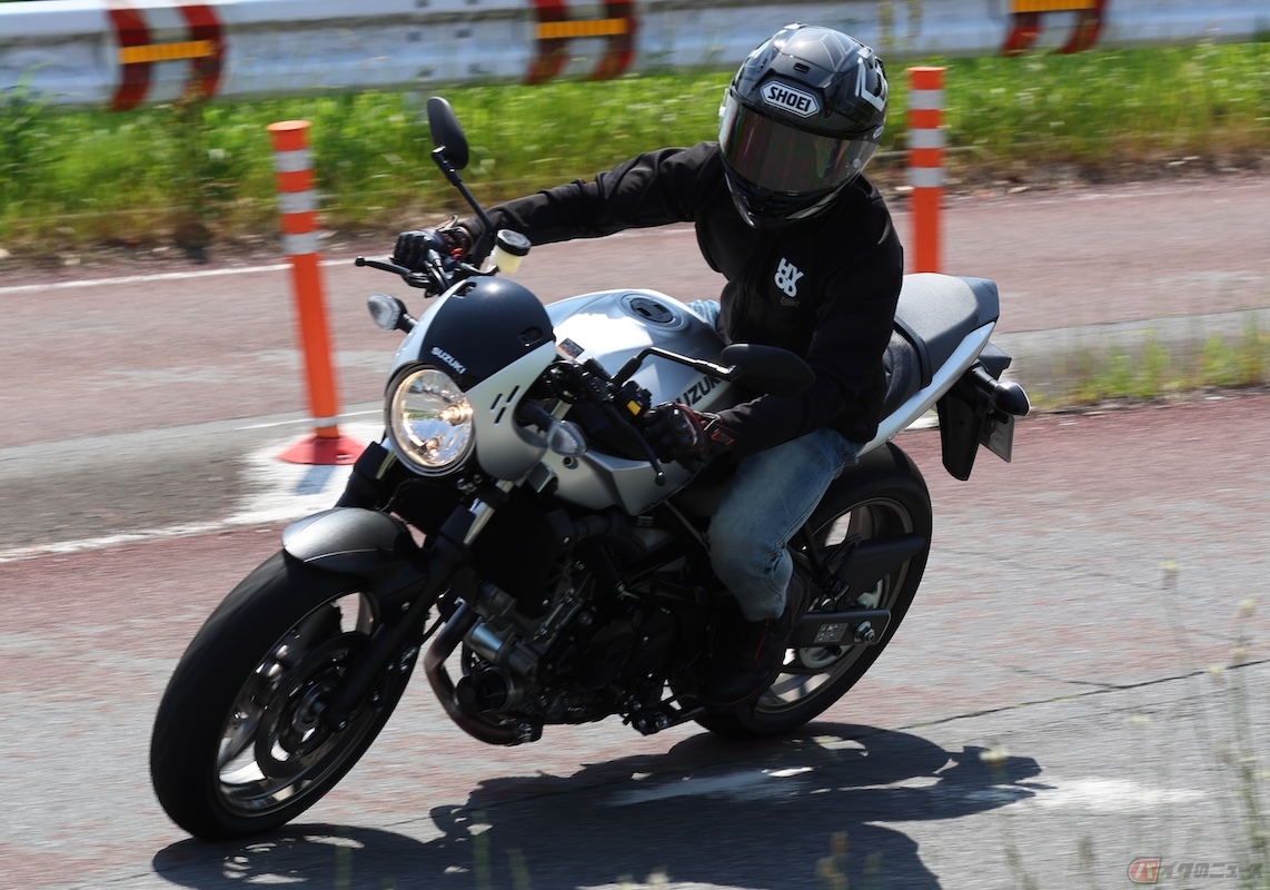 スズキ「SV650X」の走りを楽しむ石塚健選手