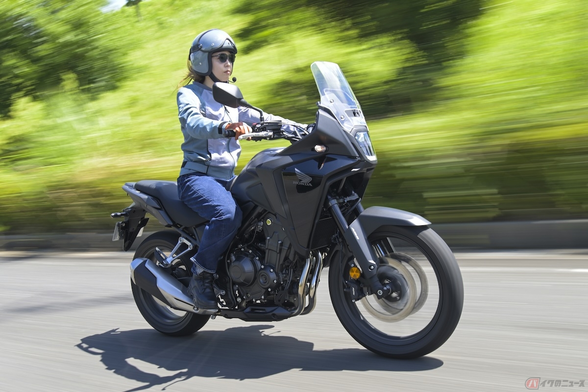 ホンダ「NX400」の走りを楽しむグラビアタレントの吉野七宝実さん