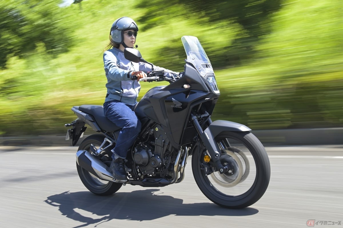 ホンダ「NX400」の走りを楽しむグラビアタレントの吉野七宝実さん