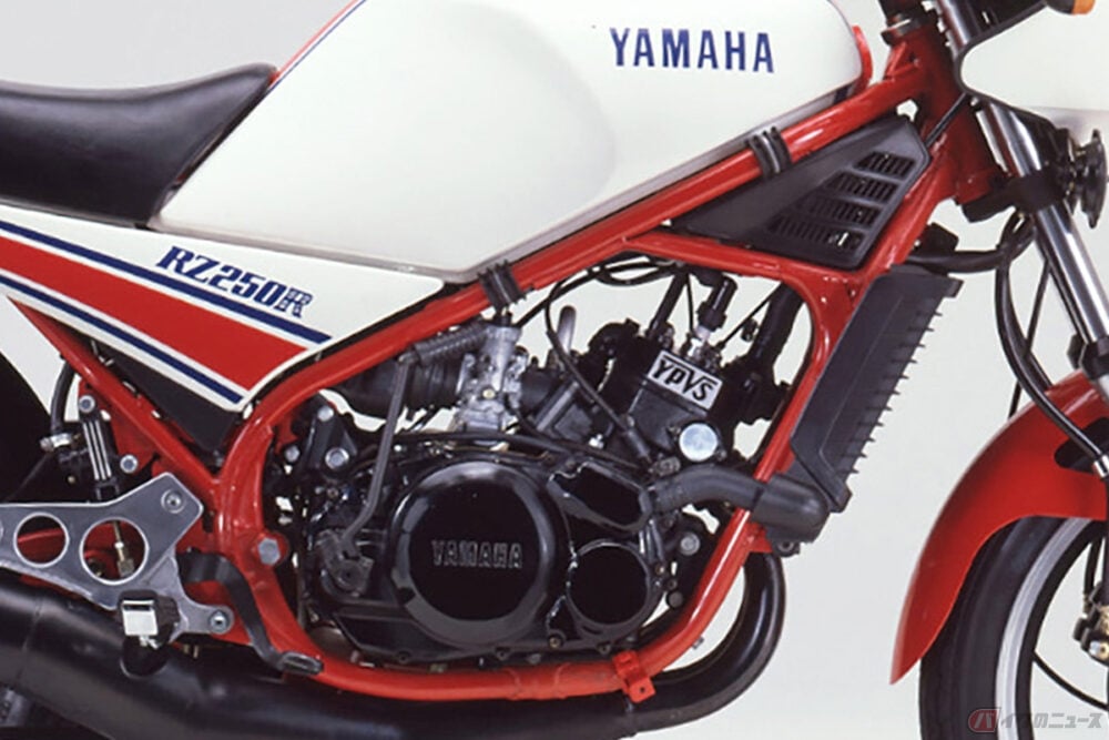 1983年に登場したヤマハ「RZ250R」。ヤマハ独自の排気バルブYPVSが装着され高回転のパワーアップ、低中速トルクの増大が実現されました