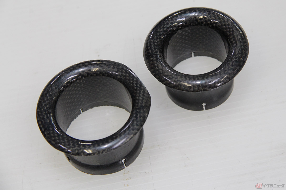 空気の吸入量増加を目的に気化器（キャブレター、インジェクションのスロットルボディ）に装備されるファンネル