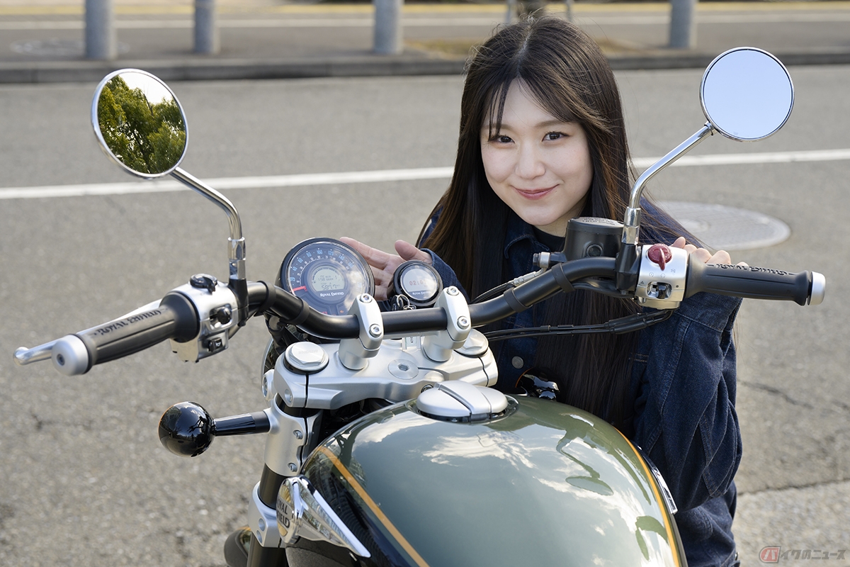 ロイヤルエンフィールド「スーパーメテオ650」と筆者（高梨はづき）