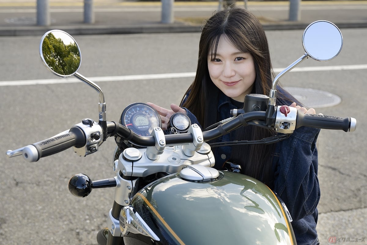 ロイヤルエンフィールド「スーパーメテオ650」と筆者(高梨はづき)