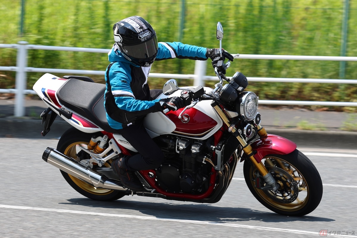 ホンダ「CB1300 SUPER FOUR SP」の走りを楽しむレーシングライダーの石塚健選手