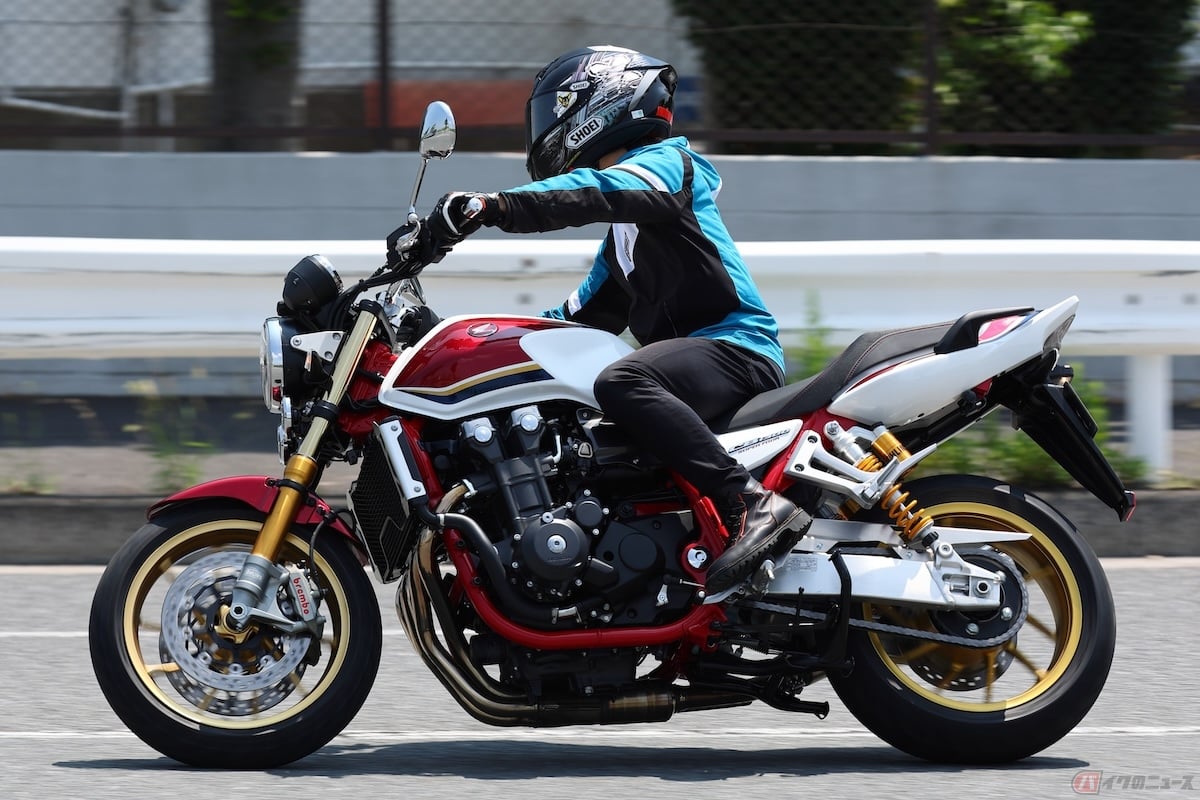 ホンダ「CB1300 SUPER FOUR SP」の走りを楽しむレーシングライダーの石塚健選手