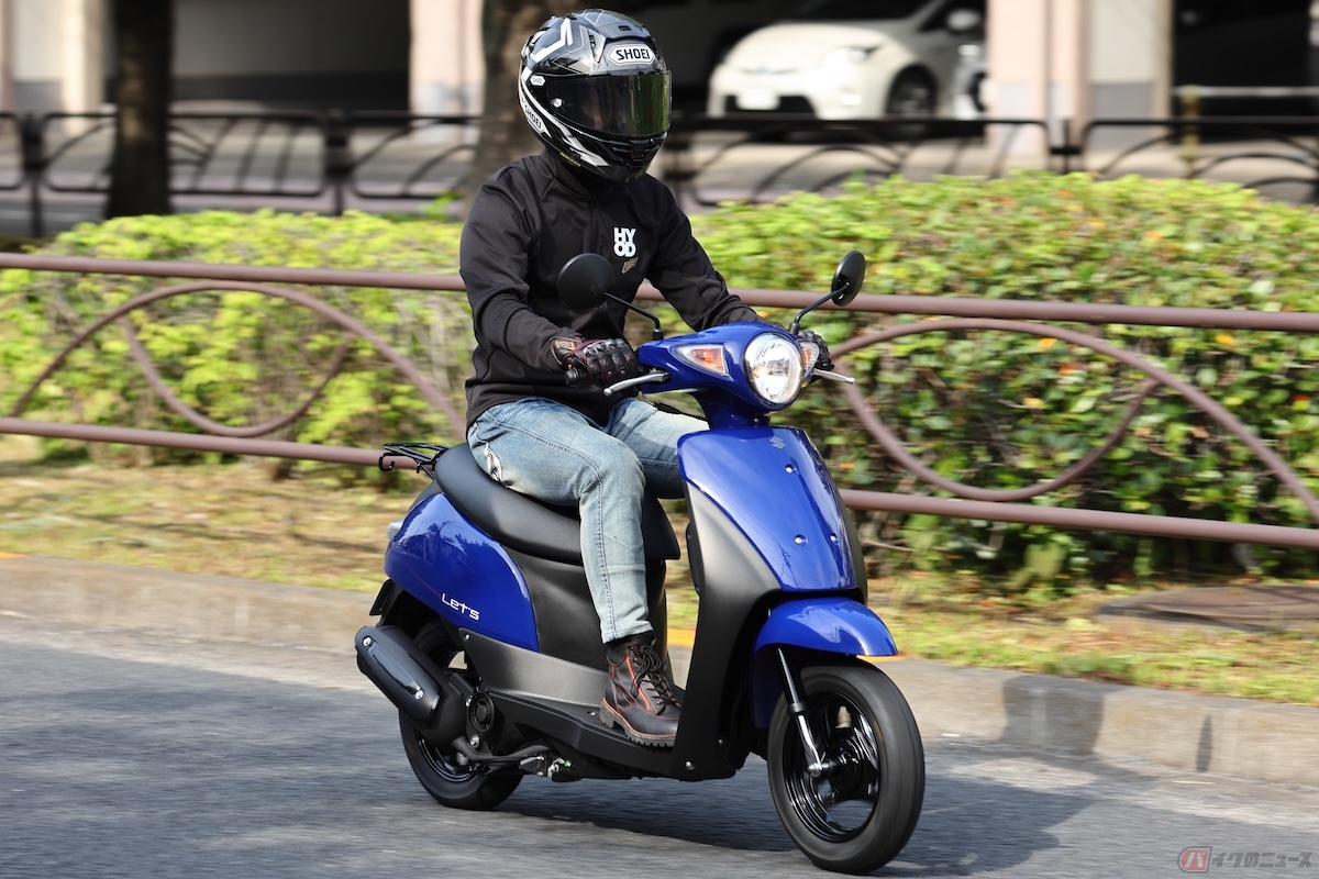 スズキの原付一種スクーター「レッツ」の走りを楽しむレーシングライダーの石塚健選手