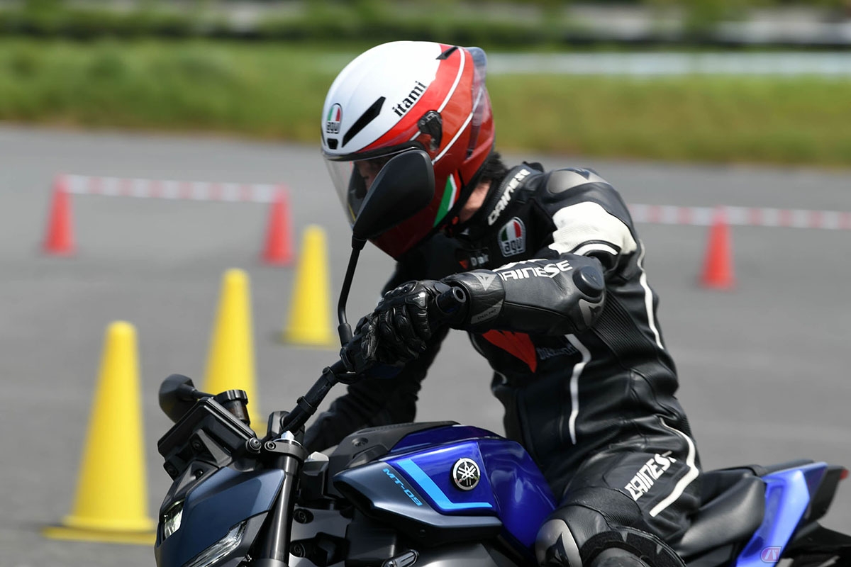ヤマハ「MT-09 Y-AMT」に試乗する筆者(伊丹孝裕)。グローブをしていても右手シフトレバーの操作感に違和感はありません