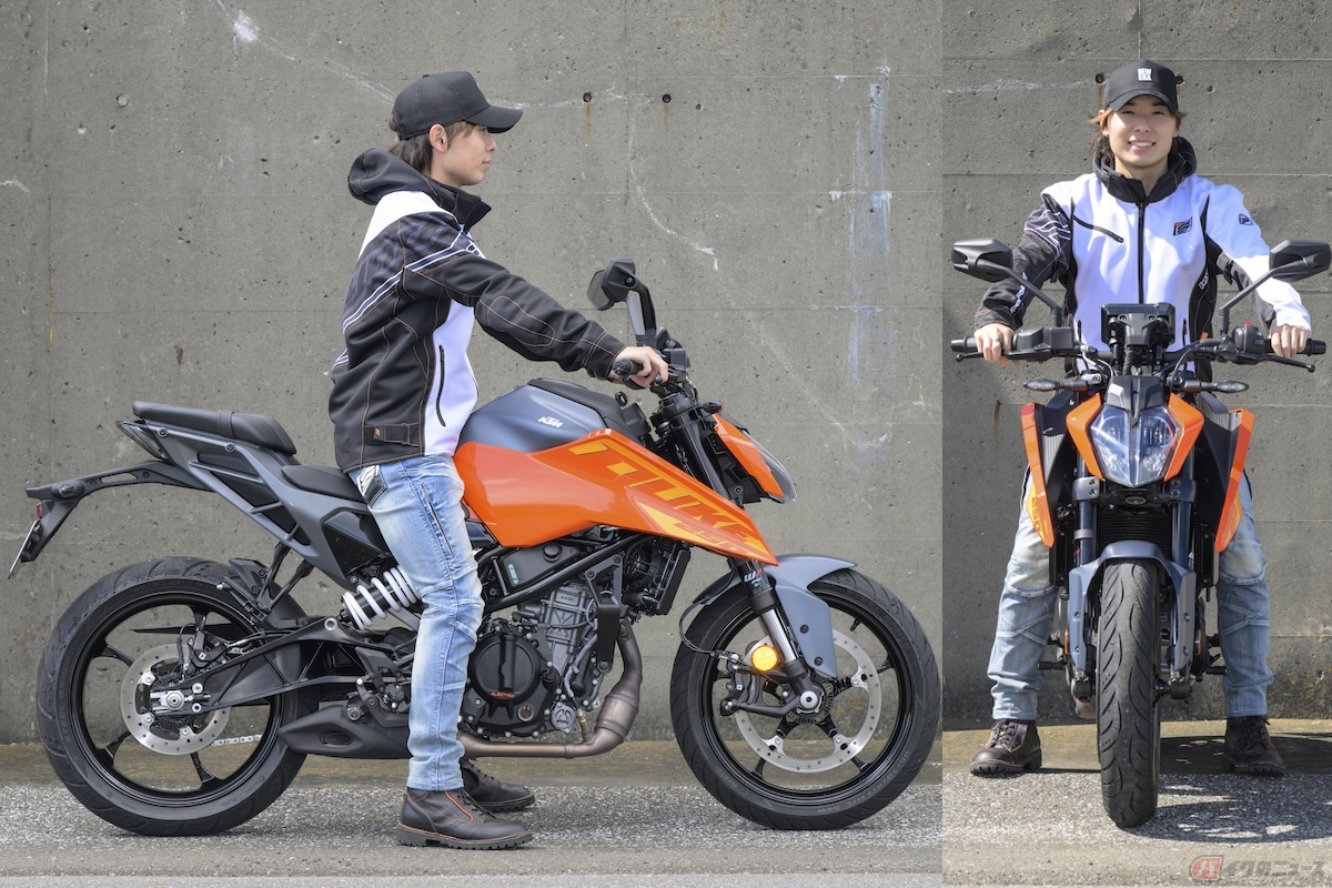KTM 「250 DUKE」のシート高800mm、身長165cmの足つき性は、問題なく地面に両足が設置する