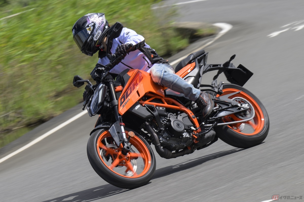 KTM「390 DUKE」の走りを楽しむレーシングライダーの石塚健選手