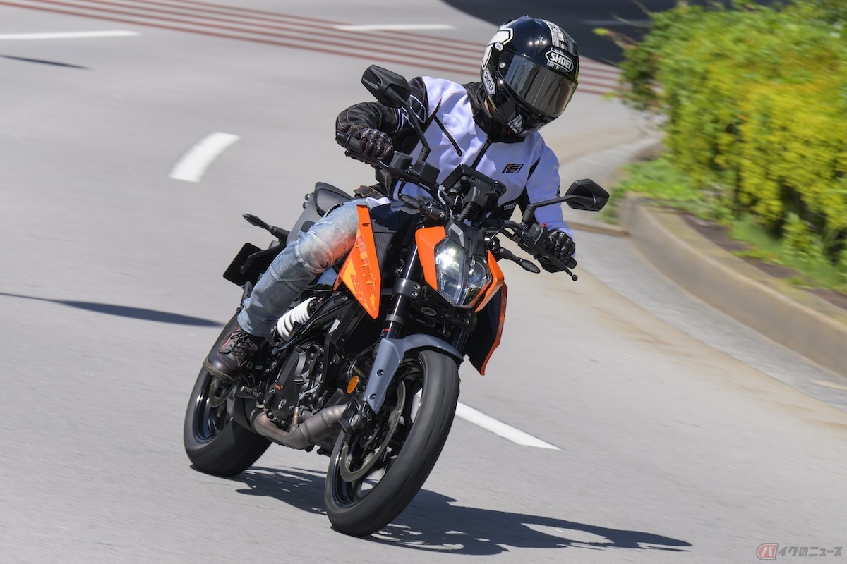 KTM 「250 DUKE」の走りを楽しむレーシングライダーの石塚健選手