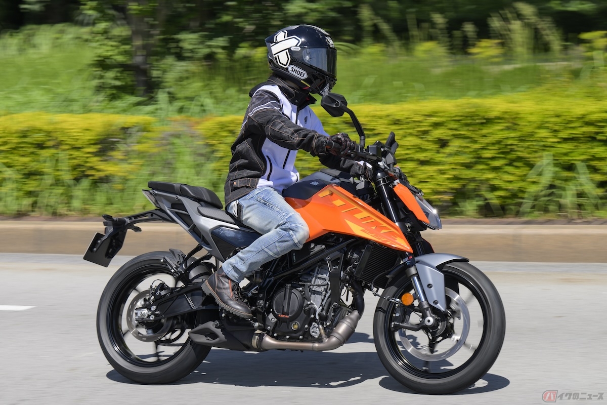 KTM 「250 DUKE」の走りを楽しむレーシングライダーの石塚健選手