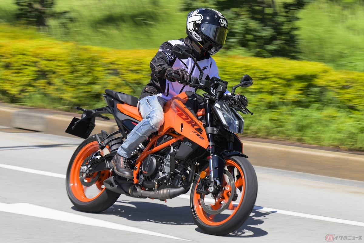 KTM「390 DUKE」の走りを楽しむレーシングライダーの石塚健選手