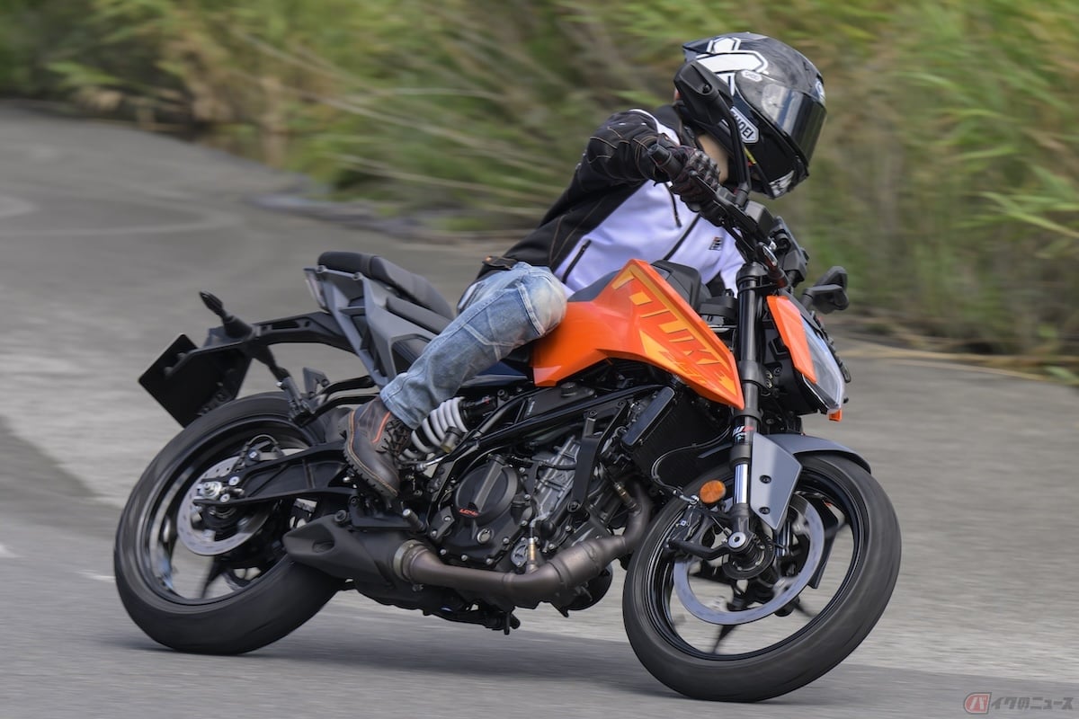 KTM 「250 DUKE」とレーシングライダーの石塚健選手