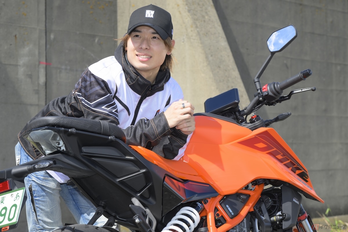 2024年型KTM 「390 DUKE」とレーシングライダーの石塚健選手