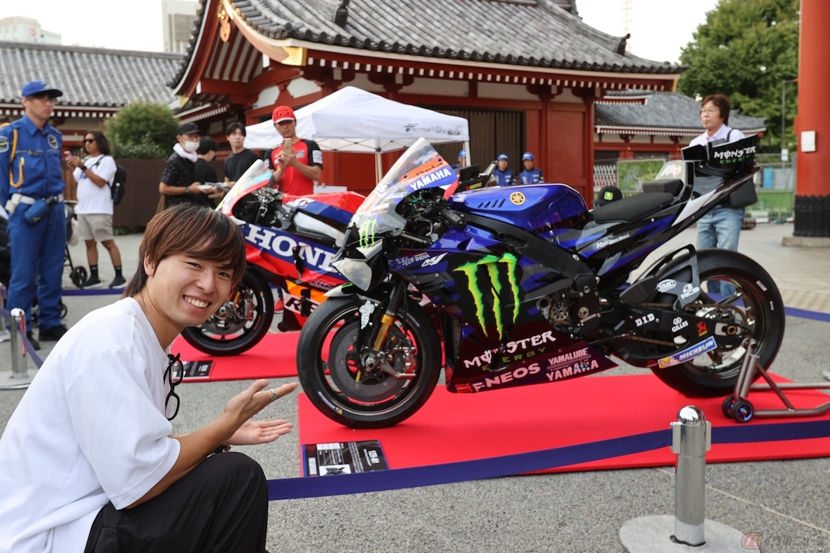 MotoGPマシンとレーシングライダーの石塚健選手