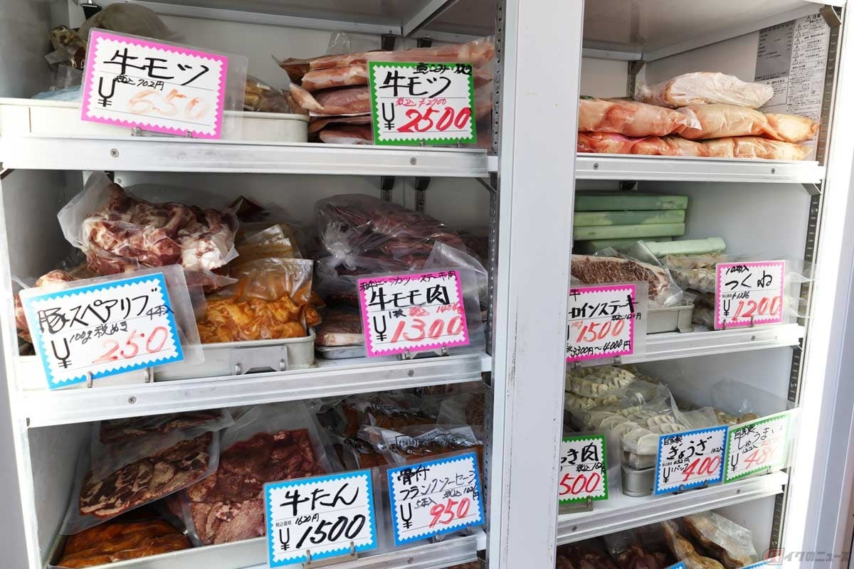 「味処 なっとく」の隣にある「MEAT SHOP SUZUKI」では、精肉はもちろん、キャンプに良さそうな加工品も多く扱っている