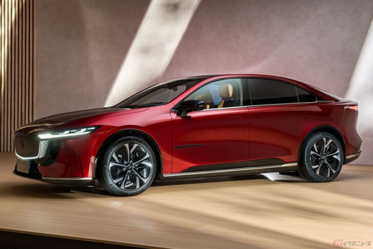 マツダがブリュッセルモーターショーで世界初公開した欧州向け新型バッテリーEV「MAZDA6e」