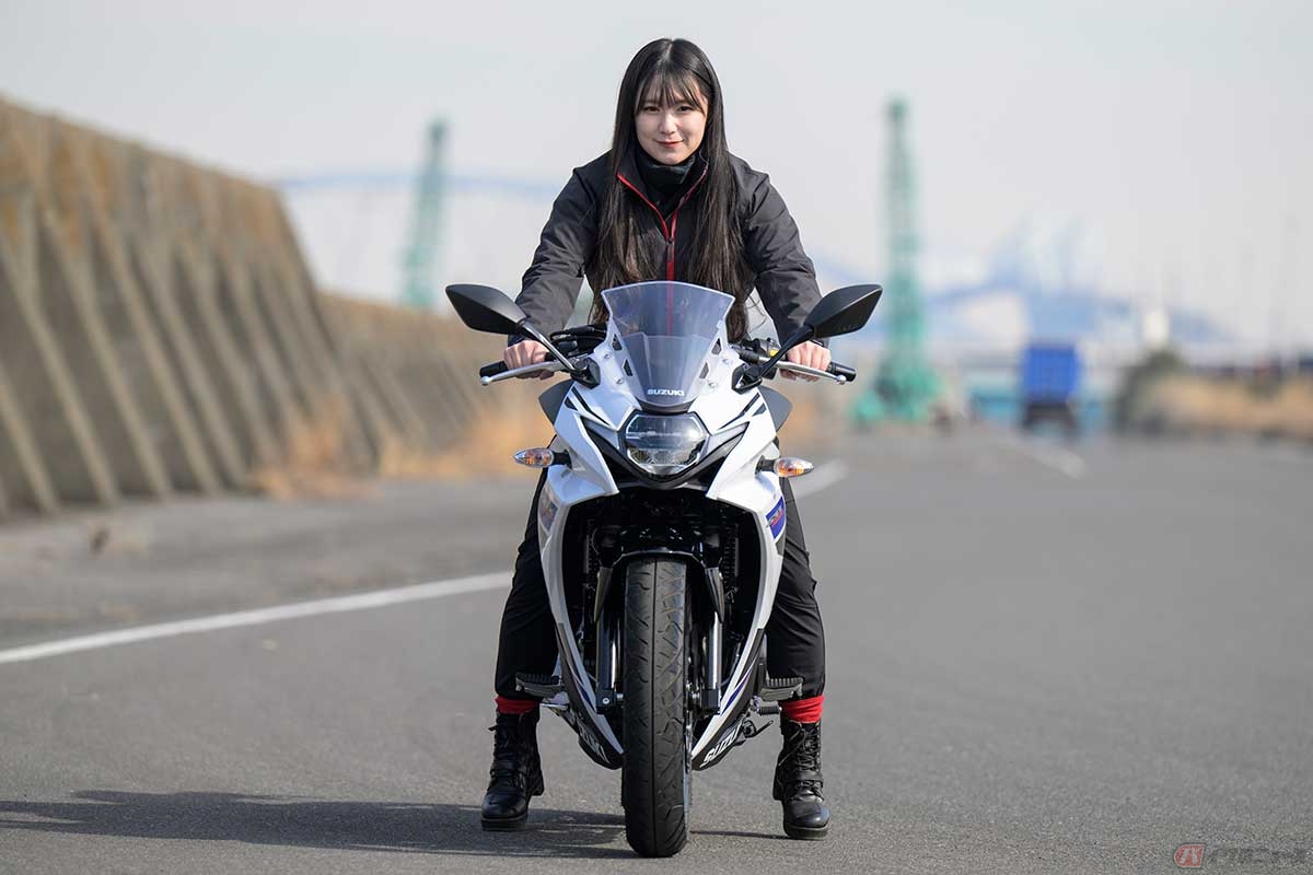 身長158cmの高梨はづきさんが、シート高790mmのスズキ「GSX250R」にまたがった状態。両足のつま先がしっかり地面に接地する