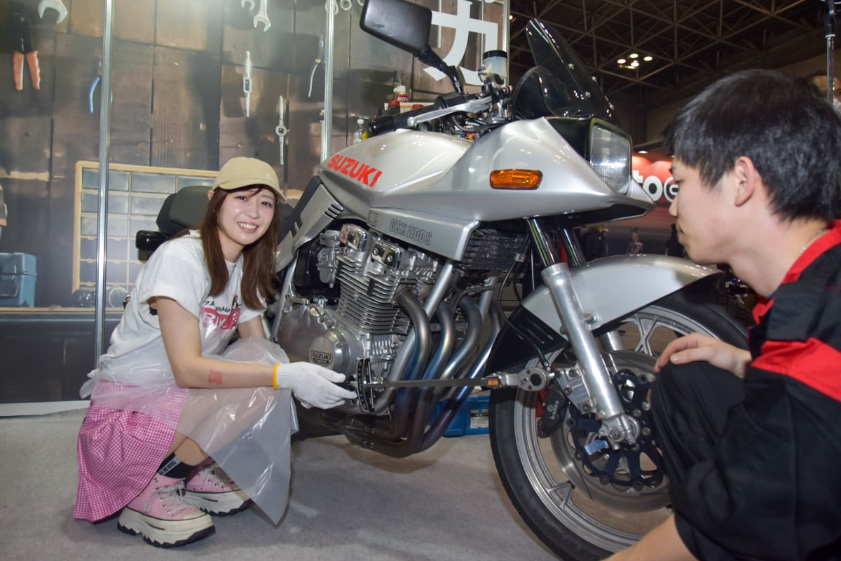 バイク王の“整備力”を「朝山すず」さんが体験! モーターサイクルショーで見えた バイクメンテナンスの秘訣とは?【PR】