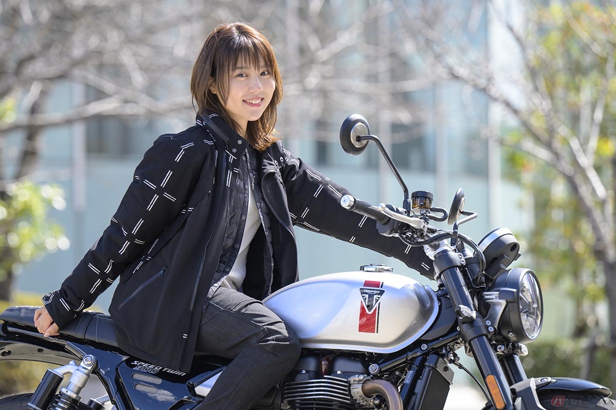 トライアンフ新型「スピードツイン900」とバイク好き女優の小野木里奈さん