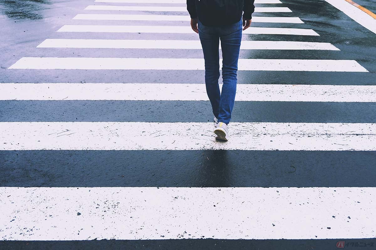 横断歩道で歩行者から道を譲られても、譲り返して先に行かせることが望ましい