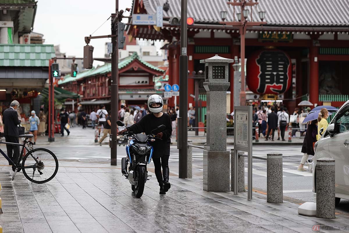 歩行者の妨げにならないように配慮していれば、バイクを押して歩道を歩くことは違反ではない