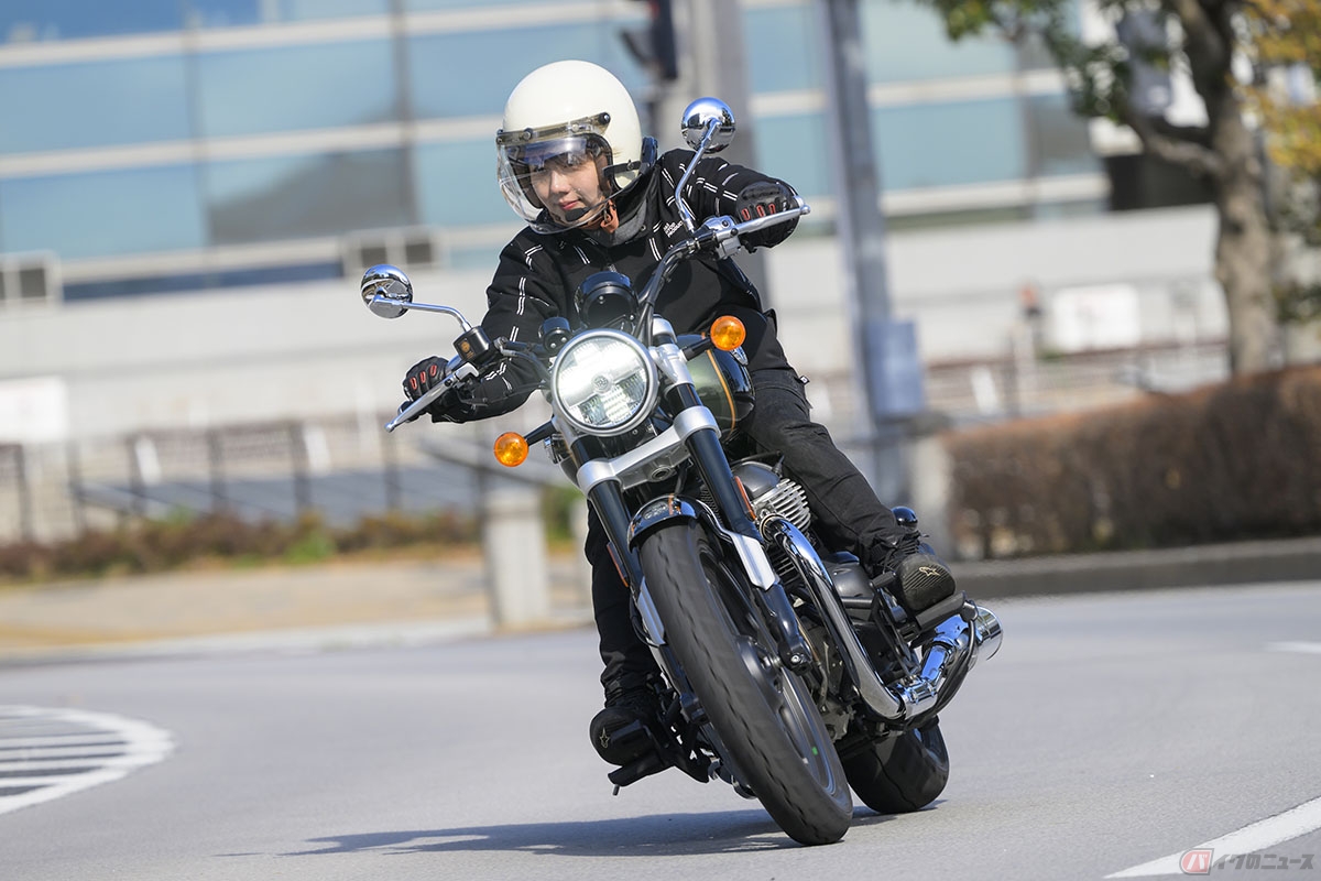 トライアンフ新型「スピードツイン900」の走りを楽しむバイク好き女優の小野木里奈さん