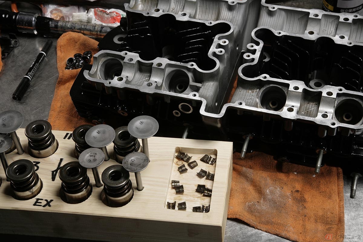通常の分解組み立て作業時にも、吸排気バルブは取り外して付着したカーボンを除去し、バルブの当たり具合は、最低でも確認しておきたいものです。分解したパーツを仕分ける専用ケースを木製で作りが、作業進行の効率化を目指しました