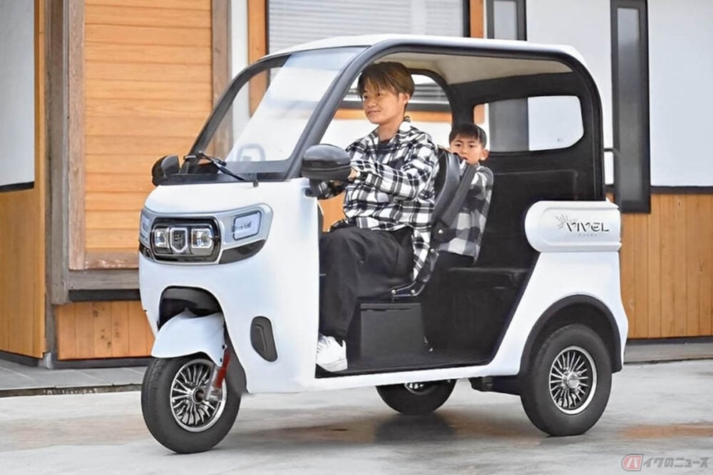 車検も車庫証明も不要、普通免許で運転できる3人乗りトライク 「VIVEL