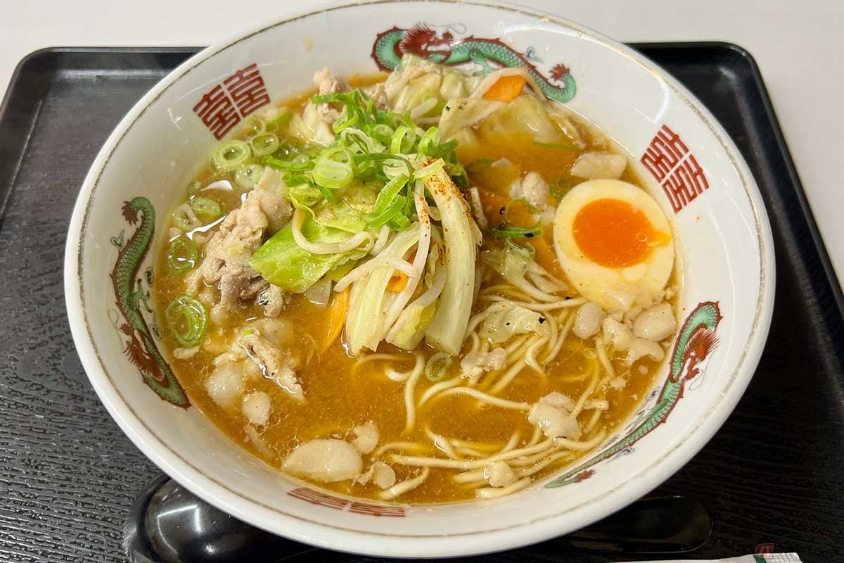 中国道「大佐SA」(上り)でいただいた「大佐ラーメン」(980円)は、味噌ベースのスープに硬めの細麺で具材たっぷり。スープが黄色いせいか、内容は全く別物だが、ふと山陽道の「福石PA」で食べた「岡山中華かつそば」を思い出した