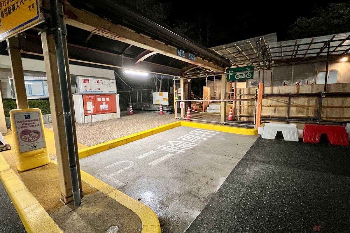 屋根が設置された2輪専用の駐車スペースが確保されている