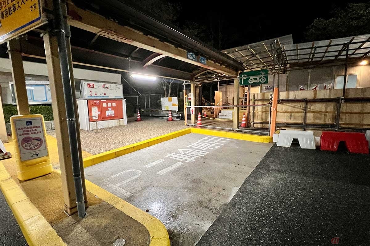 屋根が設置された2輪専用の駐車スペースが確保されている