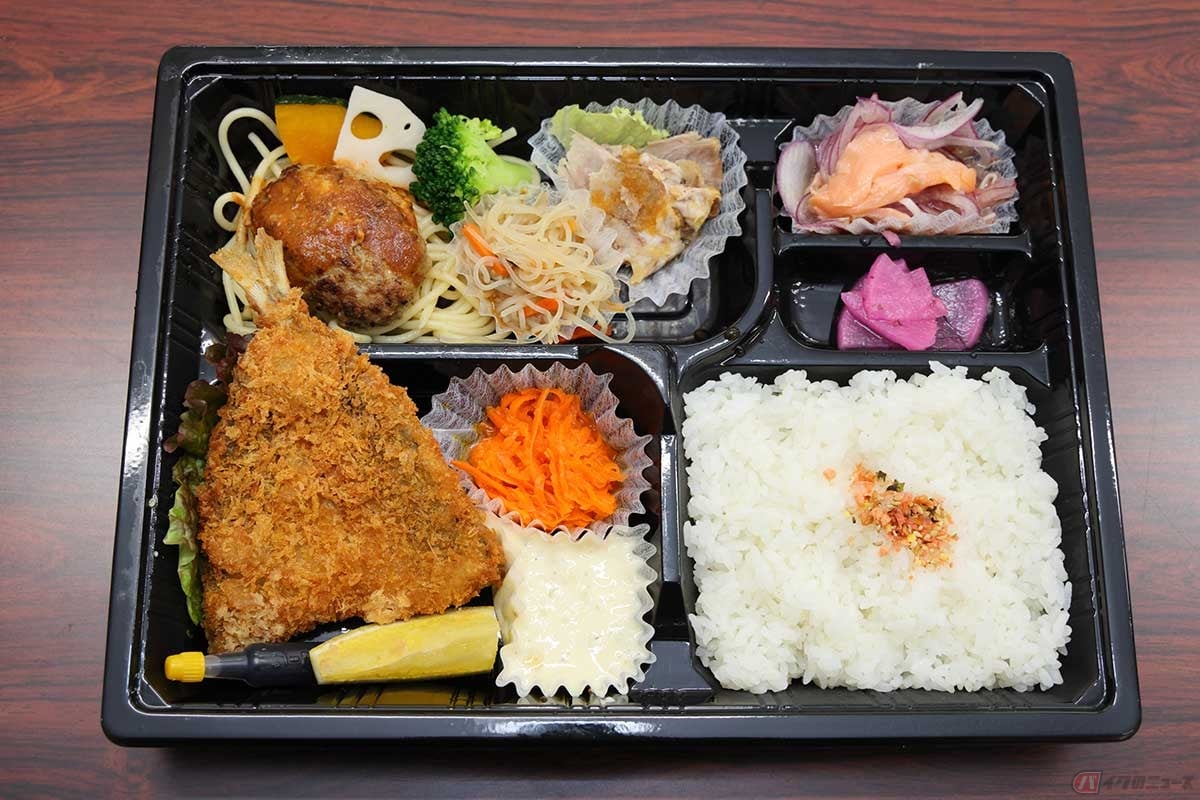 筆者(増井貴光)の「アジフライ偏愛」から生まれた(?)「Kitchen Fukuta」のアジフライスペシャル弁当。バラエティに富んでいる上にどのおかずも美味しい