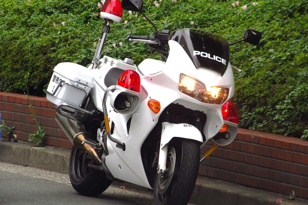 白バイが右にハンドルを切って停車する理由は、バイクの挙動に関係している