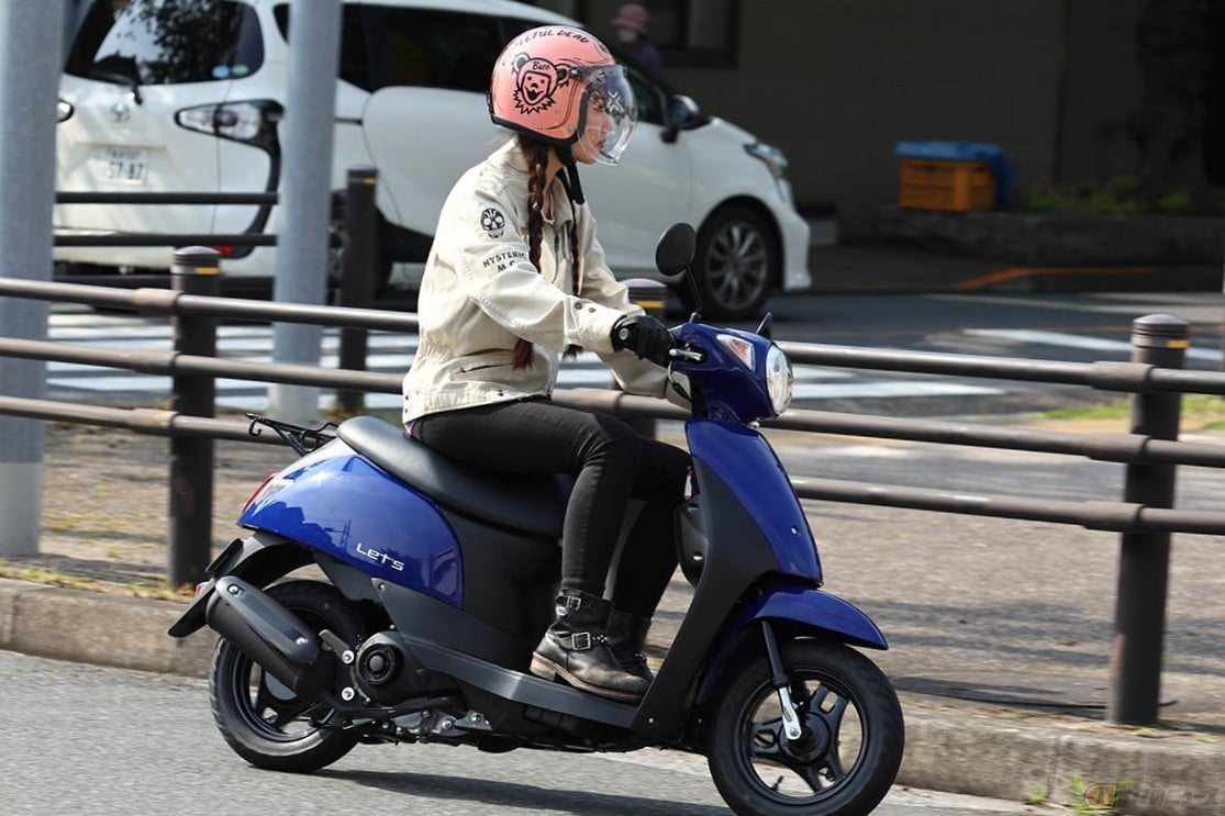 クルマや原付二種が60km/hまで出してよいとされている一方で、原付だけはその半分にあたる速度での走行が求められている