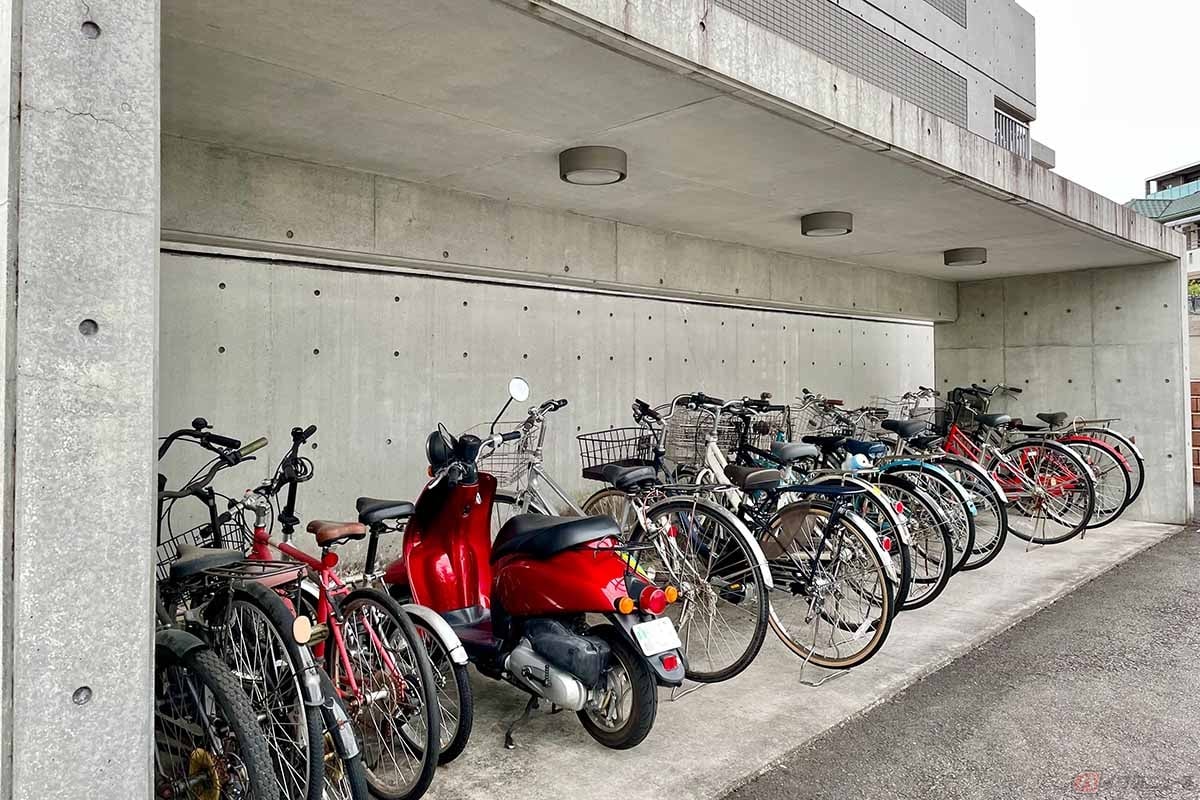 排気量が50ccを超えるバイクは法律上「自動車」に分類されるため、駐車場に停める必要がある