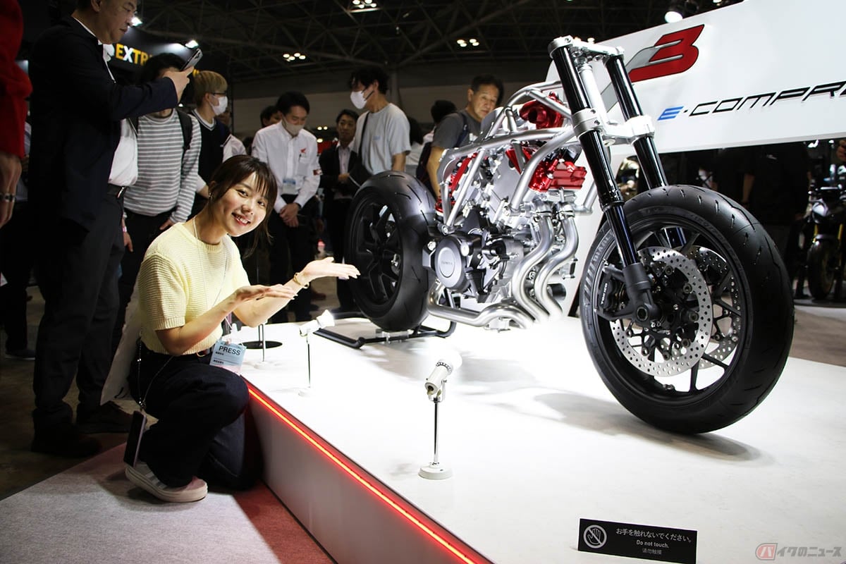 ホンダからECMA2024で世界初公開されたエンジンのコンセプトモデル「電動過給機付きV型3気筒エンジン」とバイク好き女優の小野木里奈さん