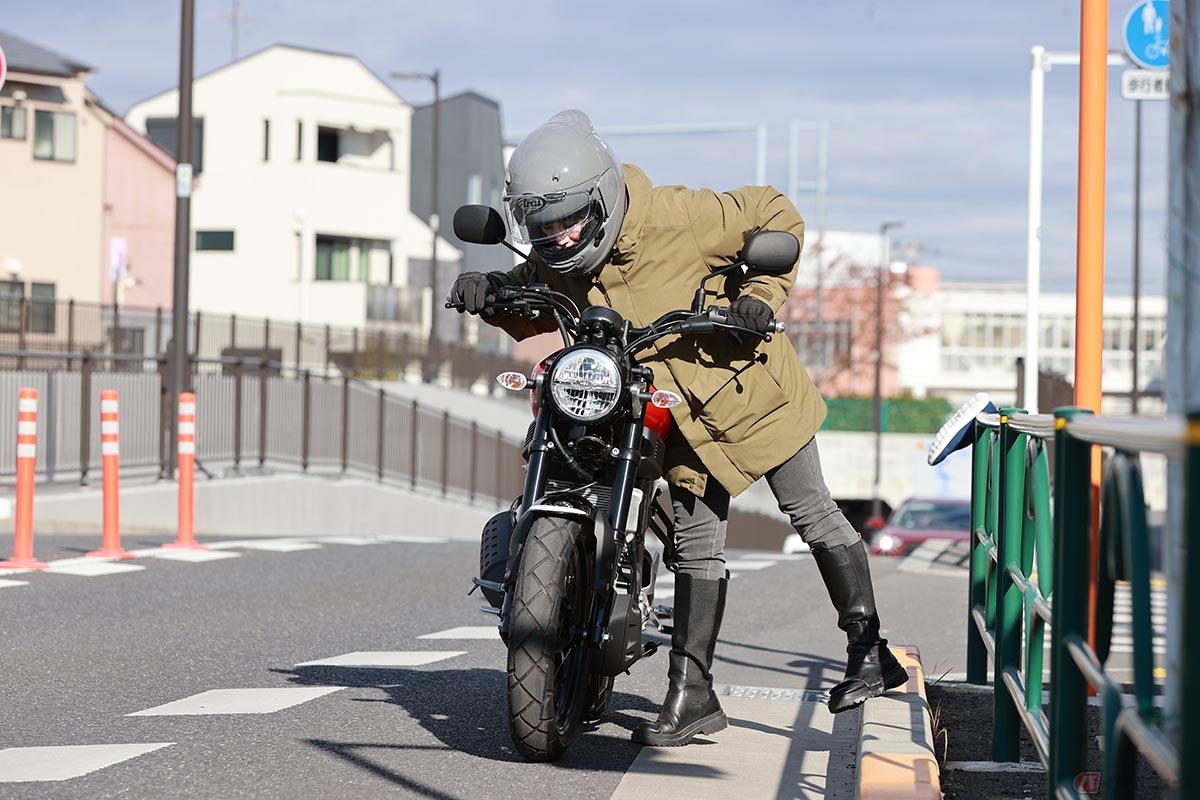 車両トラブルが発生した際は、まず急減速を避けつつハザードを点灯させ、後続に状況を知らせたのちに交通の流れを妨げない安全な場所へすみやかに車両を停めるのが一般的