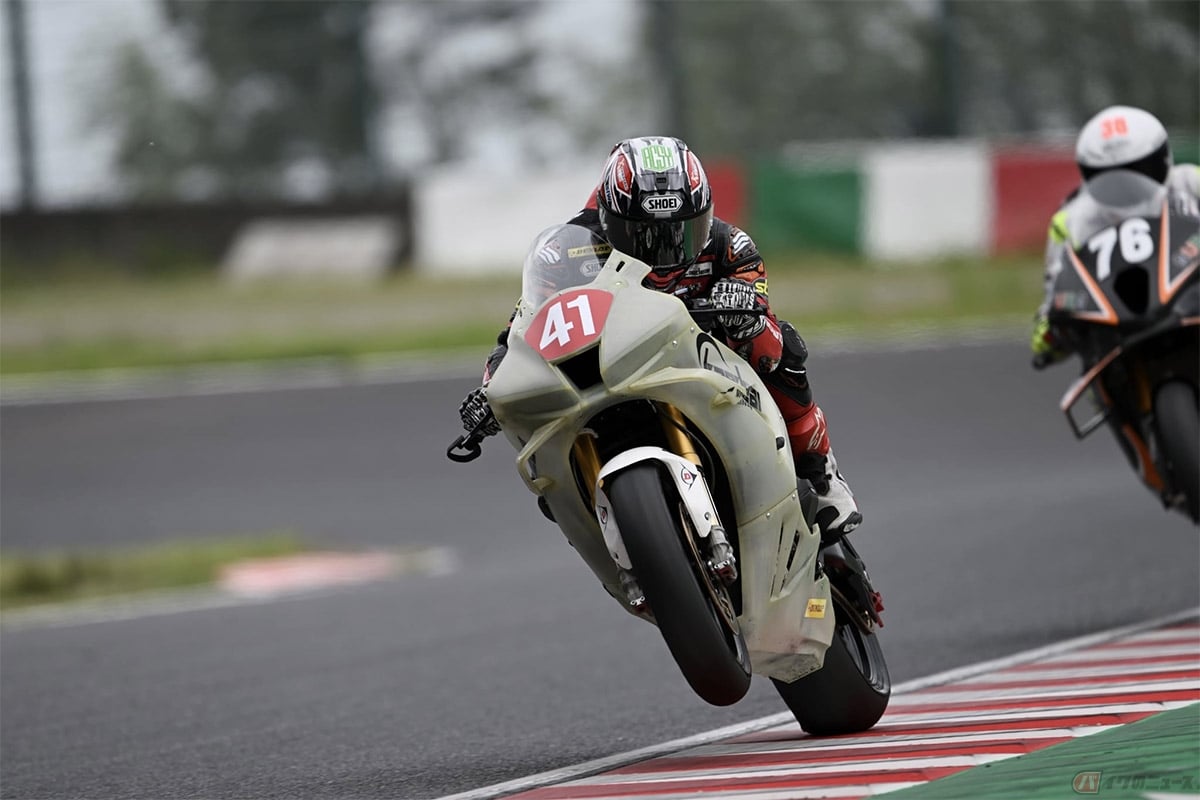 鈴鹿サーキットで鈴鹿8耐テストを行う石塚健選手